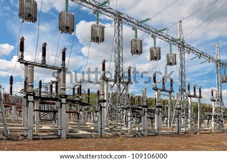 Trap-lining (high-frequency stopper) on the high-voltage transmission line