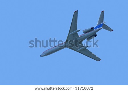 The plane comes in the land against the dark blue sky