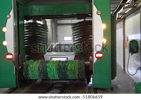 Motor vehicle on an automatic wash