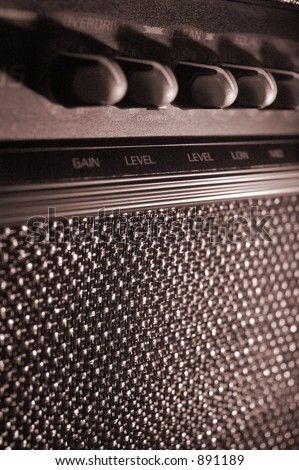 Guitar amp with short depth of field