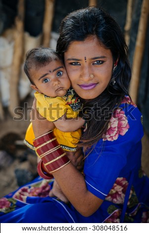 JAISALMER, INDIA - MARCH 22 : Indian woman poses with her child in the street on March 22 , 2014 in Jaisalmer, India