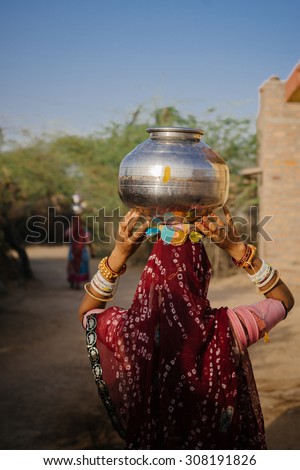 UDAIPUR - MARCH 25 : woman posing in the street on March 25 , 2014 in Udaipur,India