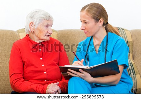 Photo of elderly woman tells a story for the doctor
