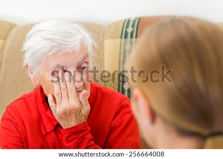 Photo of elderly woman tells a story for the doctor
