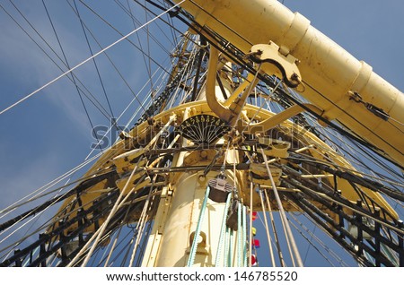 spar joint on the ship\'s mast