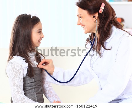 The little girl with her mother played in doctors.