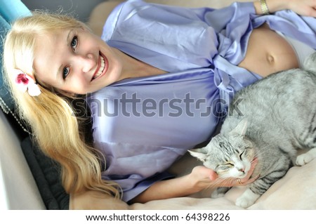pregnant woman laying on the sofa with cat