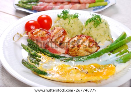 green asparagus baked on eggs,grilled chicken wrapped in bacon and potato for dinner