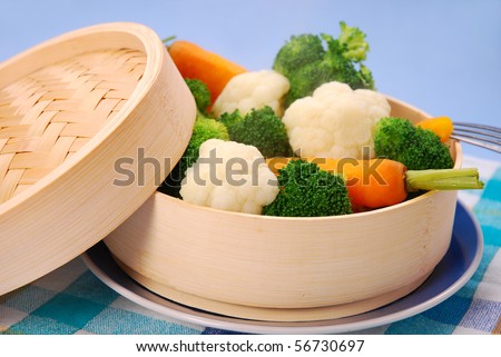 steamed broccoli,carrot and cauliflower  on bamboo steamer