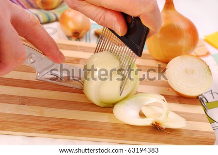 cutting onion with using clever device helping to make regular slices