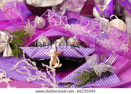 glamour christmas table decoration in purple color with angel on glass plate