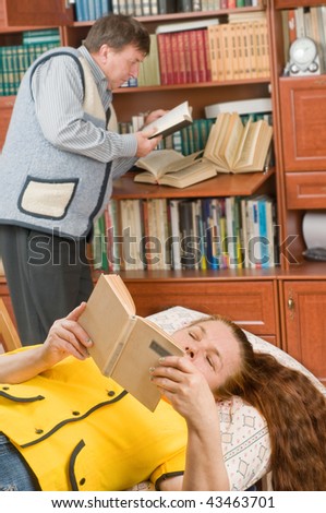 In the winter evening the husband and the wife read often books.