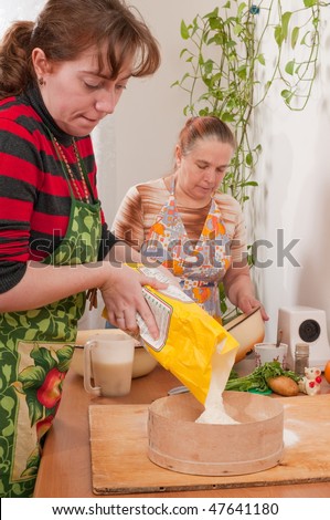 இல்லத்தரசிகளுக்கு இனிய யோசனைகள்!  Stock-photo-women-on-kitchen-do-the-fresh-dough-47641180