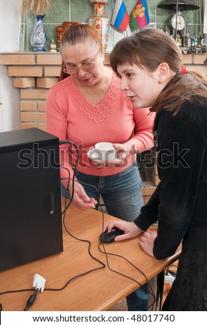 To the girl have entrusted to connect the screen monitor to the new computer and it has called in it delight.