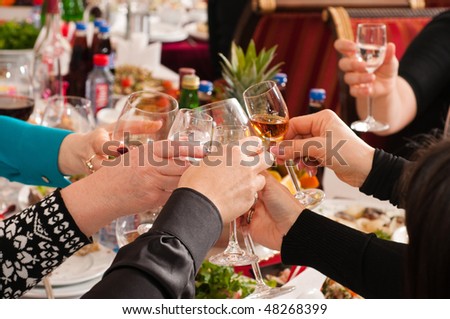 The group of people drinks alcoholic drinks on a banquet.