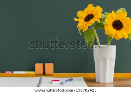 A blackboard and sunflower