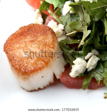 Pan seared scallops and spinach salad with grapefruit, goat cheese and balsamic vinaigrette