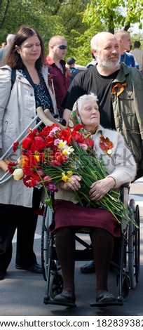 KALININGRAD, RUSSIA - MAY 9, 2013 year, old woman veteran with flowers