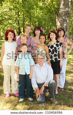 Big Family Of Eight People Pose At Park Stock Photo 110406986