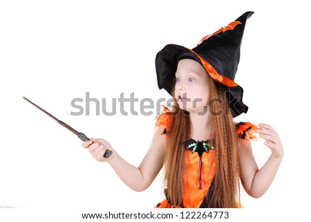 Little girl in orange costume of witch for halloween holds wand ... Orangene wände