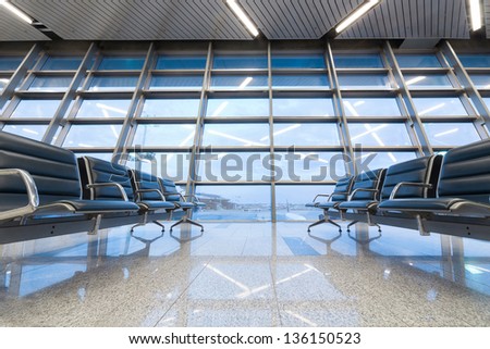 Empty seating at the airport with runway views