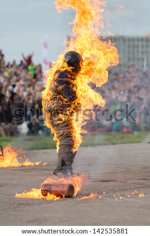 MOSCOW - AUG 25: Man on fire stunt shows on Festival of art and film stunt Prometheus in Tushino on August 25, 2012 in Moscow, Russia. The festival was organized in 1998.