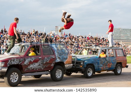 MOSCOW - AUG 25: Stunt jump from one vehicle to another on Festival of art and film stunt Prometheus in Tushino on August 25, 2012 in Moscow, Russia. The festival was organized in 1998.