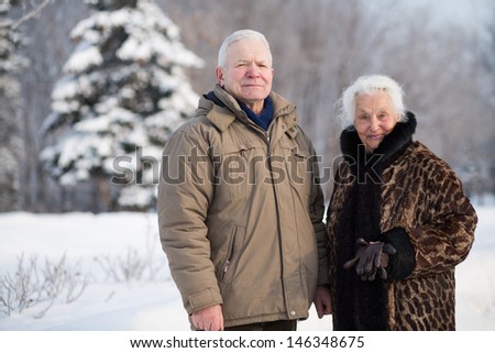 Portrait of an elderly couple in the park in winter, focus on a man.