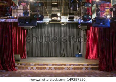 Small hall with a stage and a mirrored ceiling