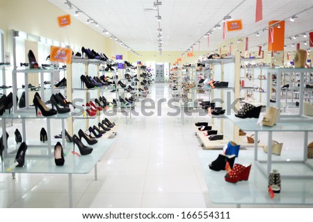 Samara, Russia - July 7: Shelfs In Shoes Shop With Inscriptions Sale And Indicating Shoe Size In Shopping Complex Kosmoport, July 7, Samara. Complex Includes More Than One Hundred Boutiques And Shops
