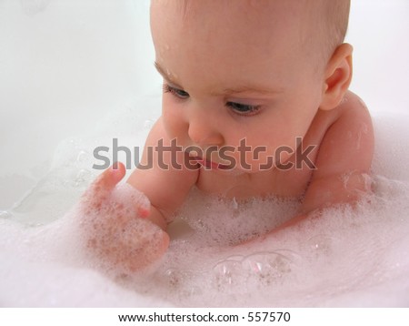 baby in bath see on finger