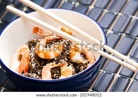 Japanese buckwheat noodles with prawns, soya sauce and sesame