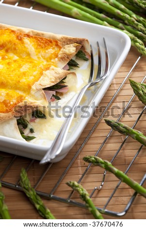 baked tortillas with green asparagus and ham