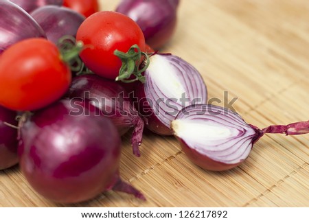 Red bulb onion with red tomatoes