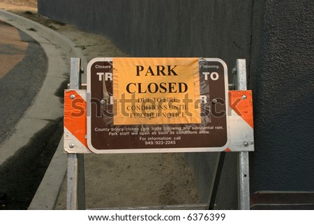 a santiago canyon sign at a park \