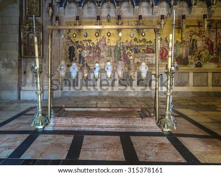 JERUSALEM - Juli 15:  Stone of the Anointing of Jesus in the Holy Sepulchre, the holiest place of Christians, Juli 15, 2015. Jerusalem, Israel