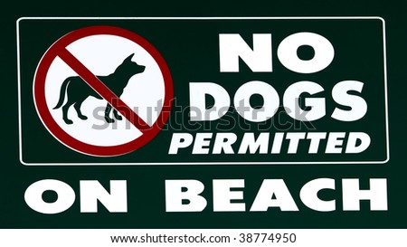 A sign informing people that dogs are not allowed on the beach