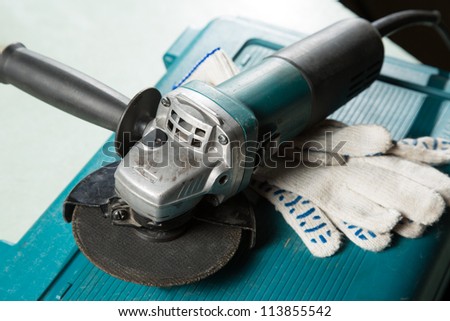Grinding machine with gloves