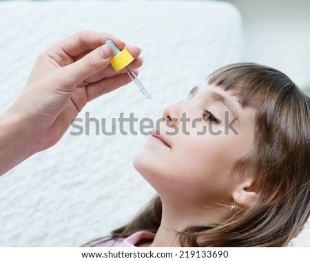 doctor drip drug in the baby\'s nose
