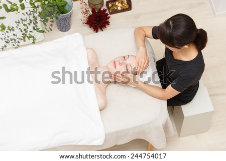 Young  woman to head massage