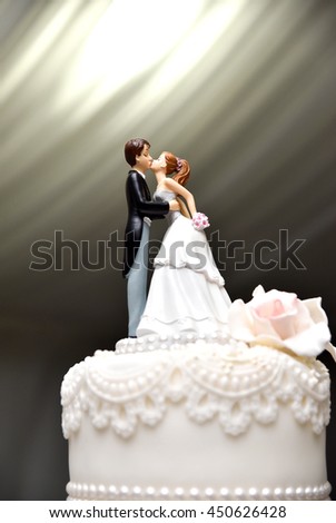 Wedding Couple Figure on The Cake