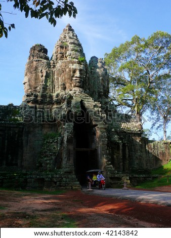 heads of king jayavarman vii at the top of south gate of angkor thom, cambodia