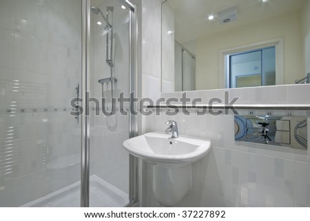 contemporary luxury suite bathroom