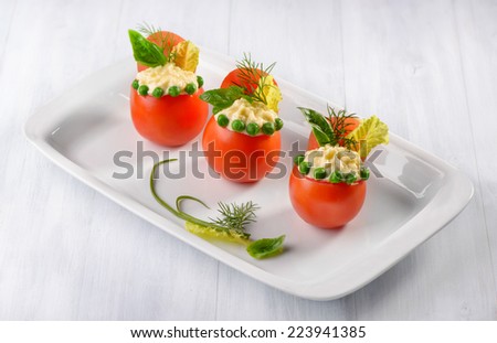 stuffed tomatoes with lettuce and peas
