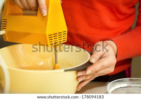 food mixer and  bowl,  whipping cake mixture