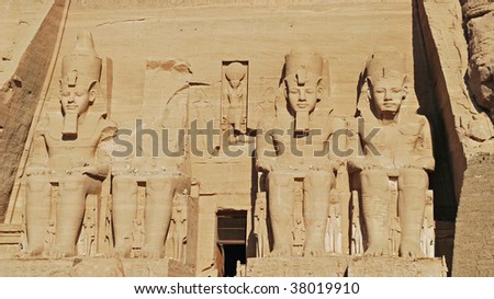 ancient egyptian statues of pharaoh and queen