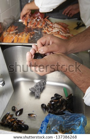 cleaning and preparation of mussels