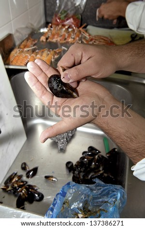 cleaning and preparation of mussels