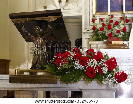 a flower decoration for weddings in a church