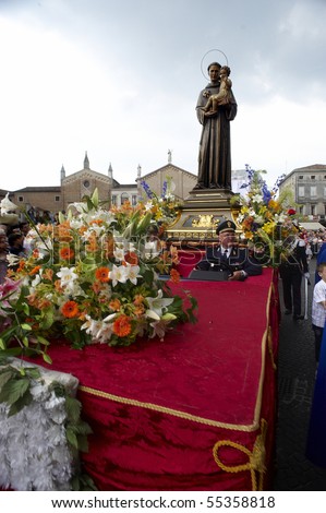 PADUA,ITALY - JUN 13:Feast of St.Anthony of Padua,the statue of St.Anthony is taken in procession trough the streets of the city, June 13,2010 in Padua,Italy